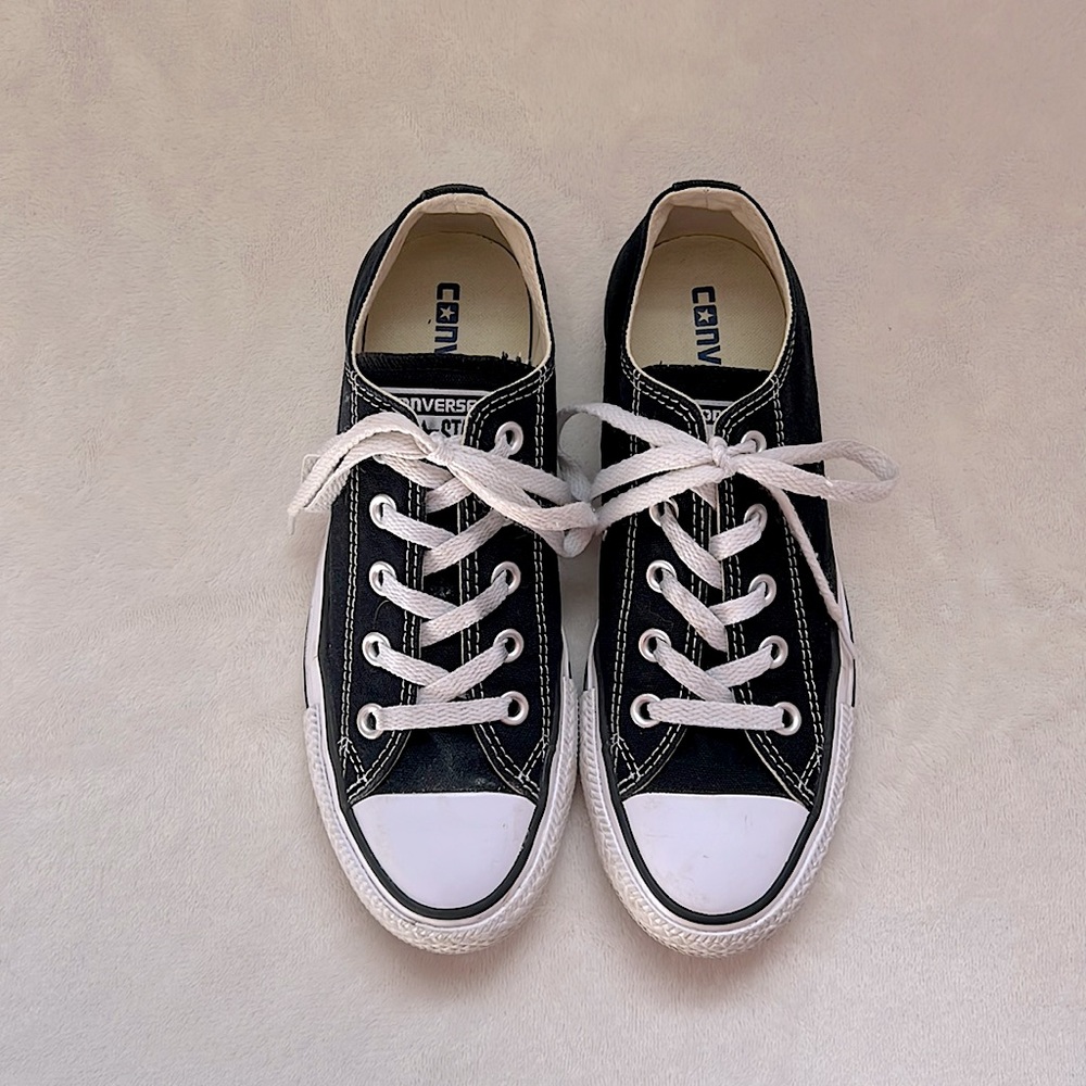 Converse (Womens Sz 6) — Chuck Taylor All Star Classic Sneakers in Black